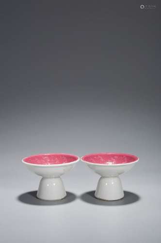 A PAIR OF PINK-GLAZE DISHES WITH INCISED DRAGON PATTERNED