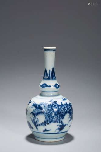 A BLUE AND WHITE DRAGON PATTERNED VASE