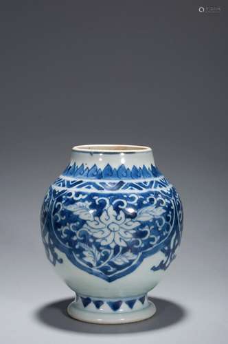 A BLUE AND WHITE FLOWER PATTERNED JAR