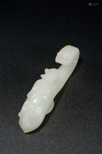 A WHITE JADE DRAGON AND CUB BELT HOOK