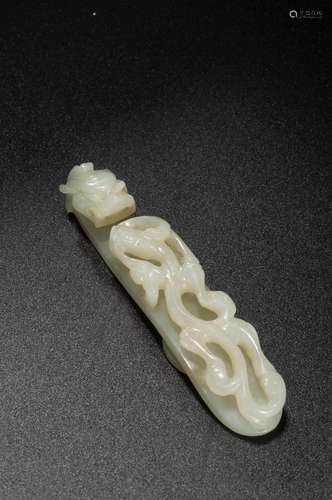 A WHITE JADE DRAGON AND CUB BELT HOOK