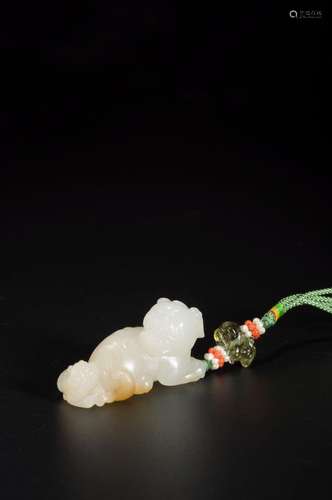 A WHITE JADE LION AND CUB PENDANT