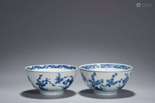 A PAIR OF BLUE AND WHITE FLOWER BOWLS