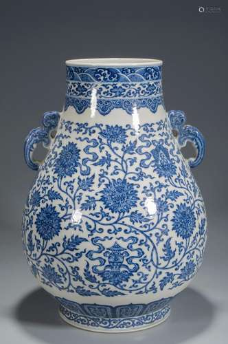 A BLUE AND WHITE VASE