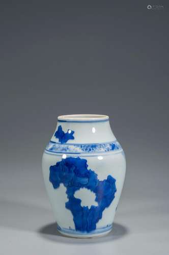 A BLUE AND WHITE AND MULTICOLORED FIGURE JAR