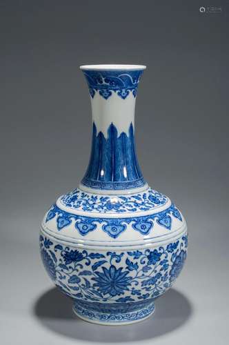 A BLUE AND WHITE VASE