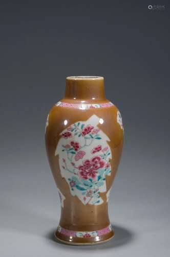 A FAMILLY-ROSE FLOWER VASE