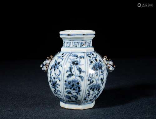 A BLUE AND WHITE FLOWER VASE