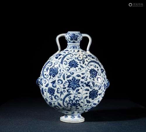 A BLUE AND WHITE VASE