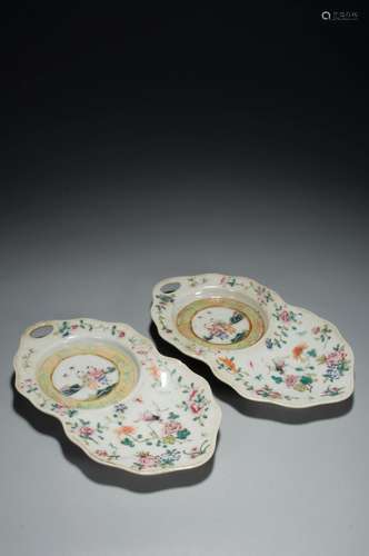 A PAIR OF FAMILLY-ROSE FLOWER AND CHILD WALL PLATES