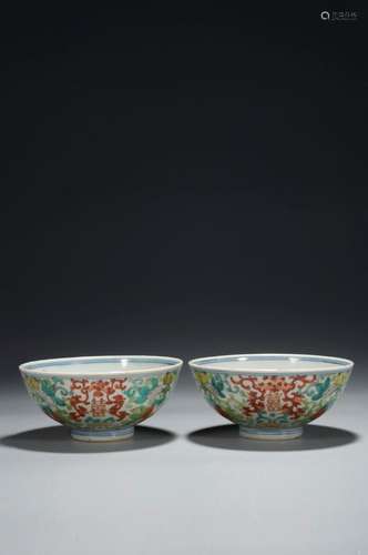 A PAIR OF BLUE AND WHITE BOWLS