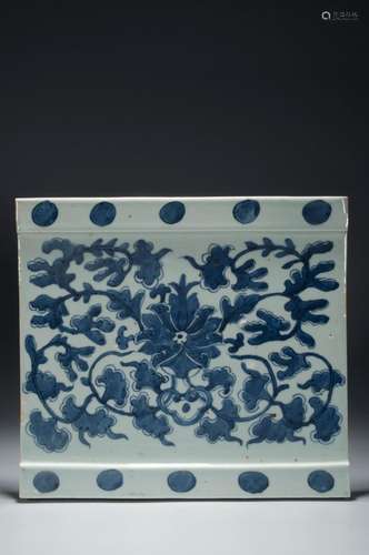 A BLUE AND WHITE PORCELAIN PLATE