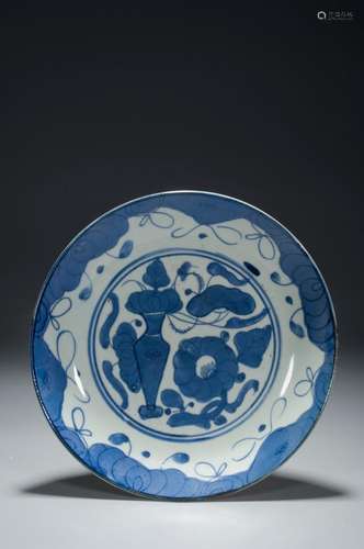 A BLUE AND WHITE FLOWER DISH