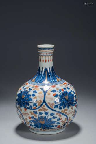 A BLUE AND WHITE GOLD-DECORATED FLOWER VASE