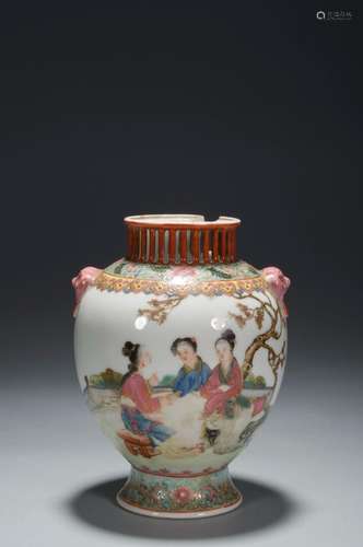 A FAMILLY-ROSE FIGURE VASE