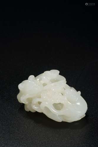 A WHITE JADE CAT AND BUTTERFLY PENDANT