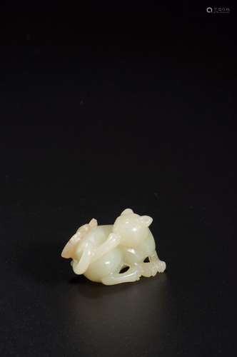 A WHITE JADE CAT AND BUTTERFLY PENDANT