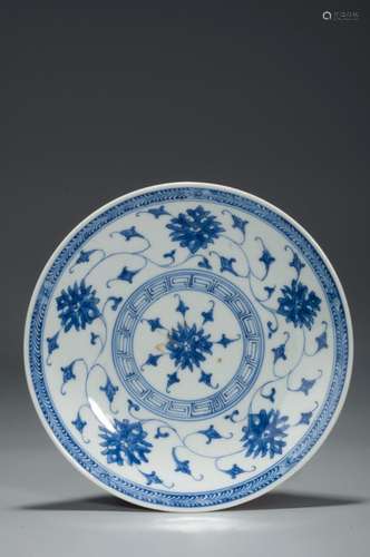 A BLUE AND WHITE LOTUS PATTERNED DISH