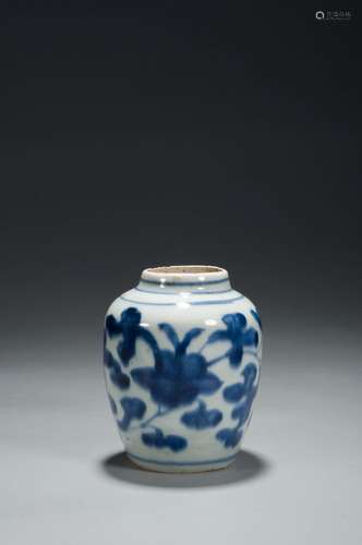 A BLUE AND WHITE FLOWER PATTERNED JAR