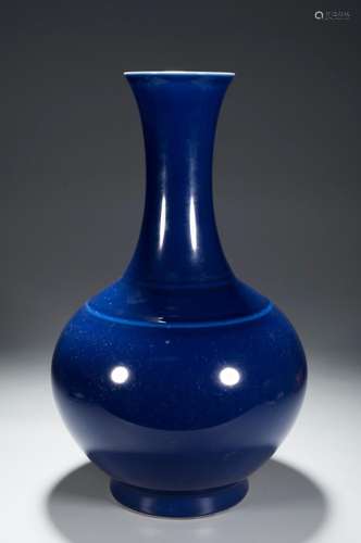 A BLUE GLAZE VASE