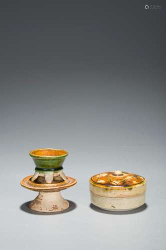 A SET OF TRI-COLORED GLAZE CENSER AND CIRCULAR BOX