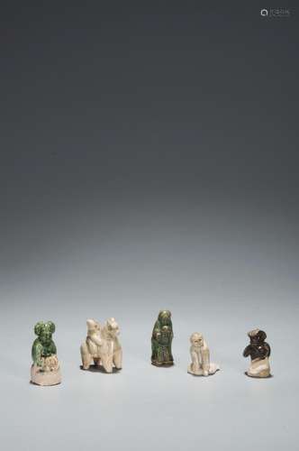 A SET OF 5 PORCELAIN FIGURES