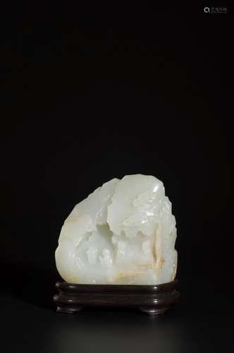 A WHITE JADE FIGURE ORNAMENT