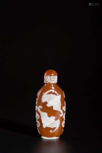 A WHITE-OVERLAY RED GLASS SNUFF BOTTLE