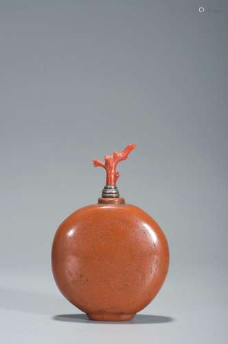 A RED LACQUER INCISED DRAGON PATTERNED SNUFF BOTTLE