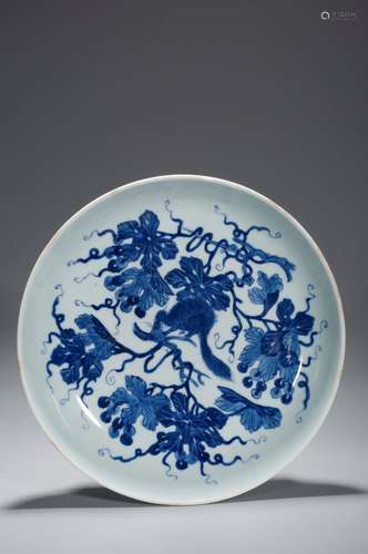 A BLUE AND WHITE SQUIRREL AND GRAPE PATTERNED DISH