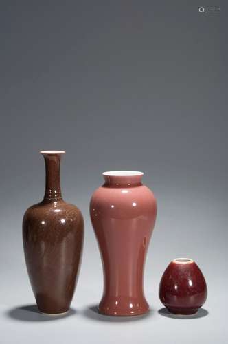 A SET OF 3 RED GLAZE VASES