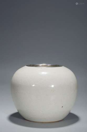 A WHITE GLAZE INCISED FLOWER PATTERNED JAR