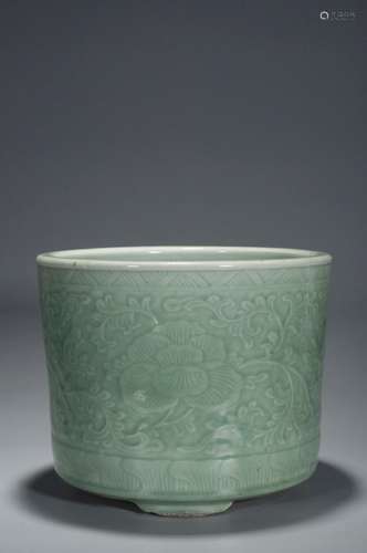 A LARGE LONGQUAN INCISED FLOWER PATTERNED BRUSH POT