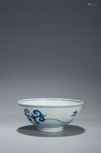 A BLUE AND WHITE FLOWER PATTERNED BOWL