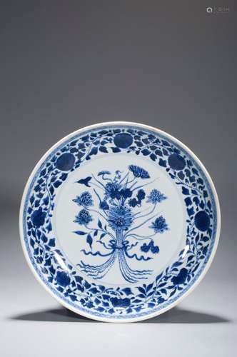 A BLUE AND WHITE FLOWER PATTERNED DISH