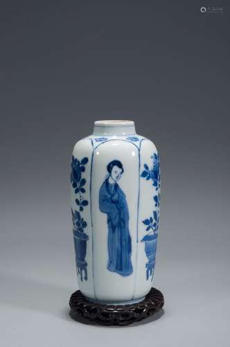 A BLUE AND WHITE FLOWER PATTERNED JAR