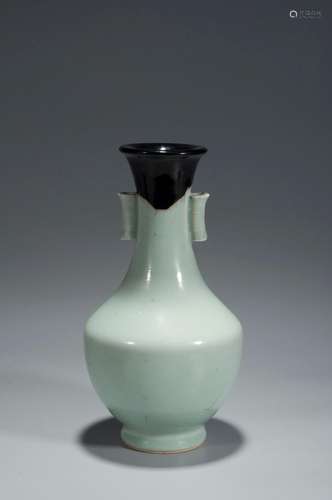 A BEAN GREEN GLAZE VASE