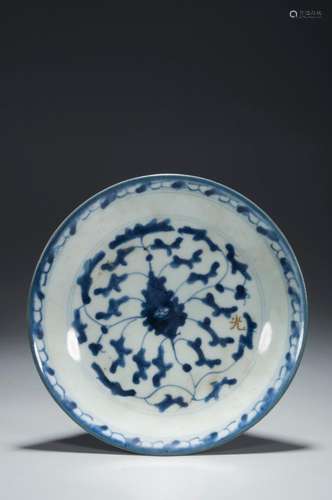 A BLUE AND WHITE LOTUS PATTERNED DISH