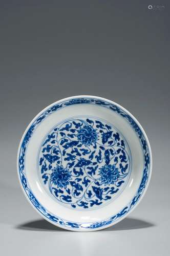 A BLUE AND WHITE LOTUS PATTERNED DISH