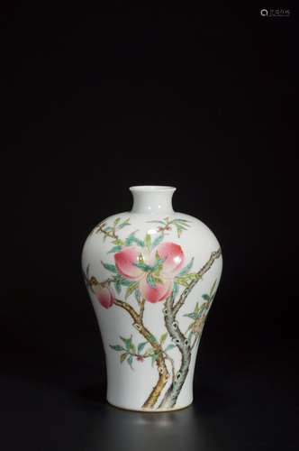 A FAMILLY-ROSE BAT PATTERNED VASE,QIAN LONG PERIOD,QING DYNA...