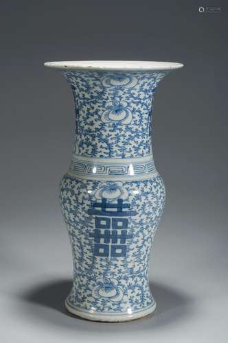 A BLUE AND WHITE LOTUS PATTERNED DISH