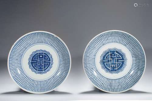 A PAIR OF BLUE AND WHITE DISHES