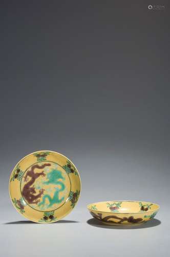 A PAIR OF  TRI-COLORED DRAGON PATERMED DISHES