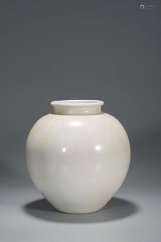 A XIN-KILN WHITE GLAZE JAR