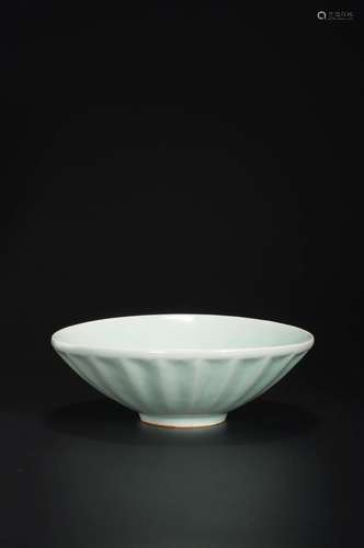 A CELADON DAISY PETALS BOWL