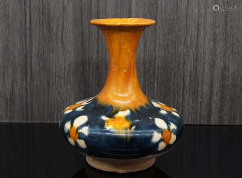 A Fine Collection of Chinese Antique Tang Dynasty Sancai Pot...