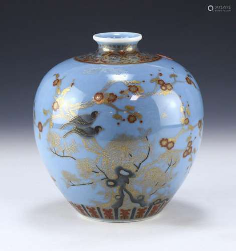 A CHINESE FAMILLE ROSE PORCELAIN VASE