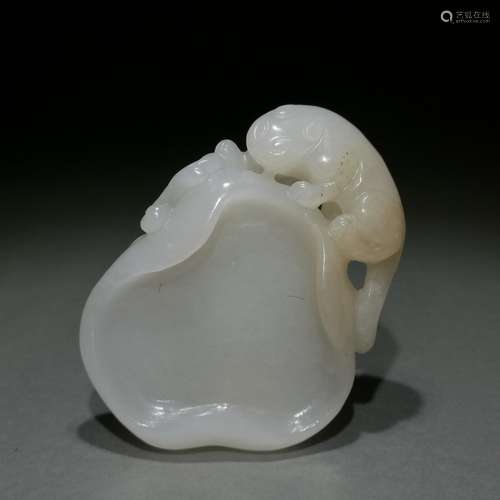 Hetian jade benevolent lotus lickingSize: 5.6 * 7.7 * 1.7 cm...