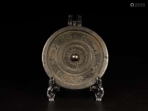 Bronze mirrorSize: diameter: 13 cm weight: 383 gGreat patina...