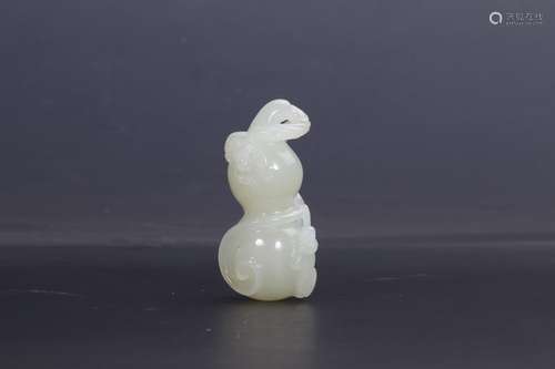 : hetian jade from hou widgetsDiameter 3 cm high 6 cm weighs...